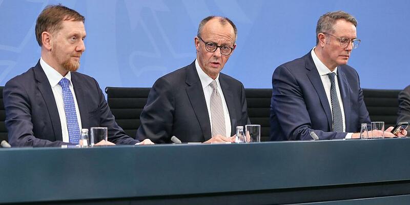 Kretschmer, Merz, Schweitzer am 04.12.2025 - Foto: über dts Nachrichtenagentur