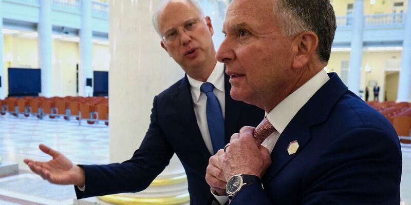 Den US-Sondergesandten Steve Witkoff hat Kirill Dmitrijew hofiert, für den Bundeskanzler Merz hat er nur Spott übrig. (Archivbild) - Foto: Vyacheslav Prokofyev/Pool Sputnik Kremlin/AP/dpa