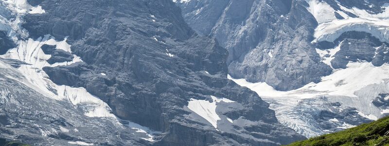 Der Bergsommer 2025 war geprägt von großer Hitze und hoch gelegenen Null-Grad-Grenzen. (Symbolbild) - Foto: Peter Schneider/KEYSTONE/dpa