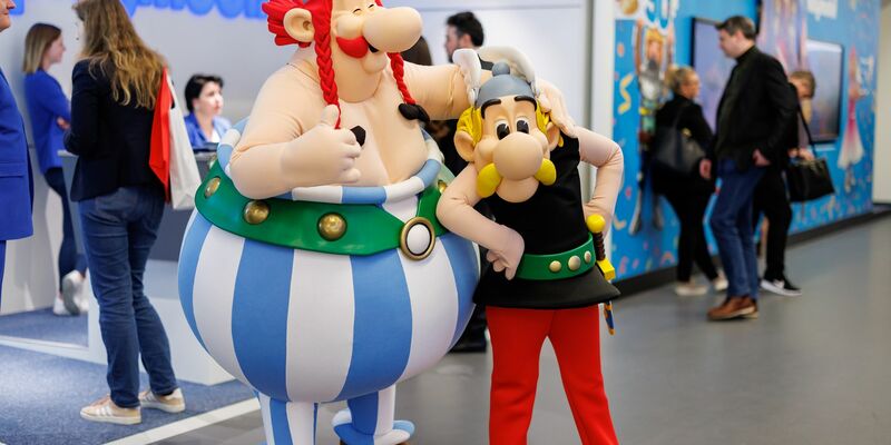 Der große Gallier Obelix ist neben seinem besten Freund Asterix eine der Hauptfiguren des Kult-Comics, den René Goscinny und Albert Uderzo 1959 gemeinsam geschaffen hatten. (Archivbild) - Foto: Daniel Karmann/dpa