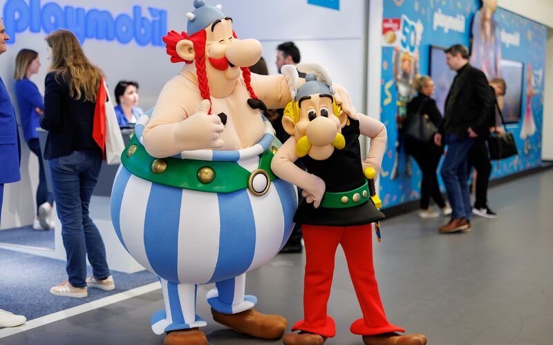 Der große Gallier Obelix ist neben seinem besten Freund Asterix eine der Hauptfiguren des Kult-Comics, den René Goscinny und Albert Uderzo 1959 gemeinsam geschaffen hatten. (Archivbild) - Foto: Daniel Karmann/dpa