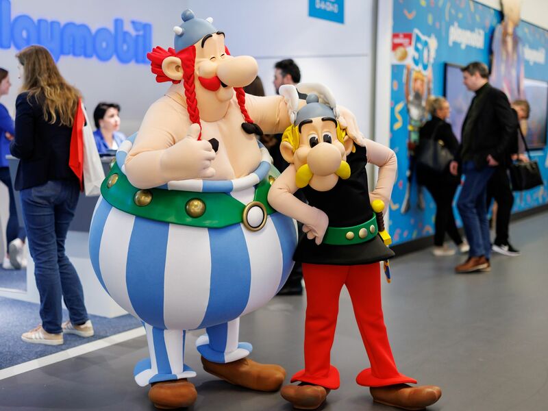 Der große Gallier Obelix ist neben seinem besten Freund Asterix eine der Hauptfiguren des Kult-Comics, den René Goscinny und Albert Uderzo 1959 gemeinsam geschaffen hatten. (Archivbild) - Foto: Daniel Karmann/dpa