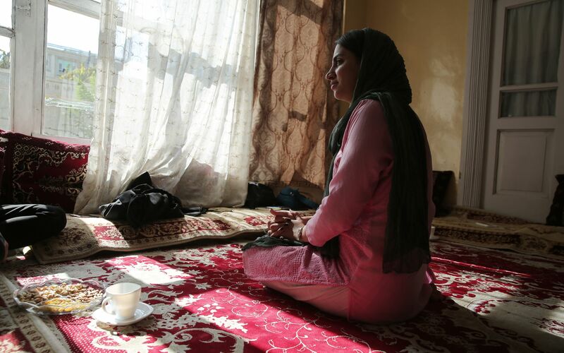 Die Britin Zoe Stephens führt Touristinnen durch Afghanistan. - Foto: Sami Jan/dpa