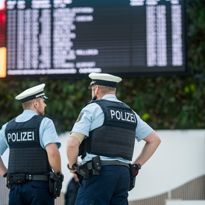 BPOL NRW: 8.000 Euro offen - Bundespolizei nimmt gesuchten Straftäter am Flughafen Köln/Bonn fest - Foto: presseportal.de