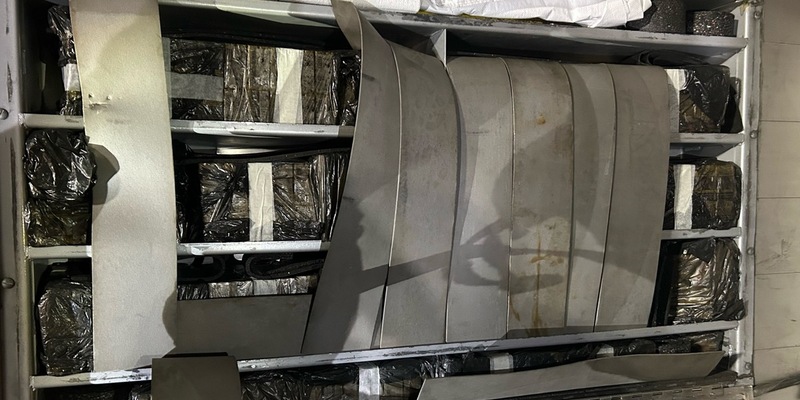 HZA-KA: Als leere Aluboxen deklariert / Zoll entdeckt geschmuggelte Zigaretten in LKW-Auflieger - Foto: presseportal.de