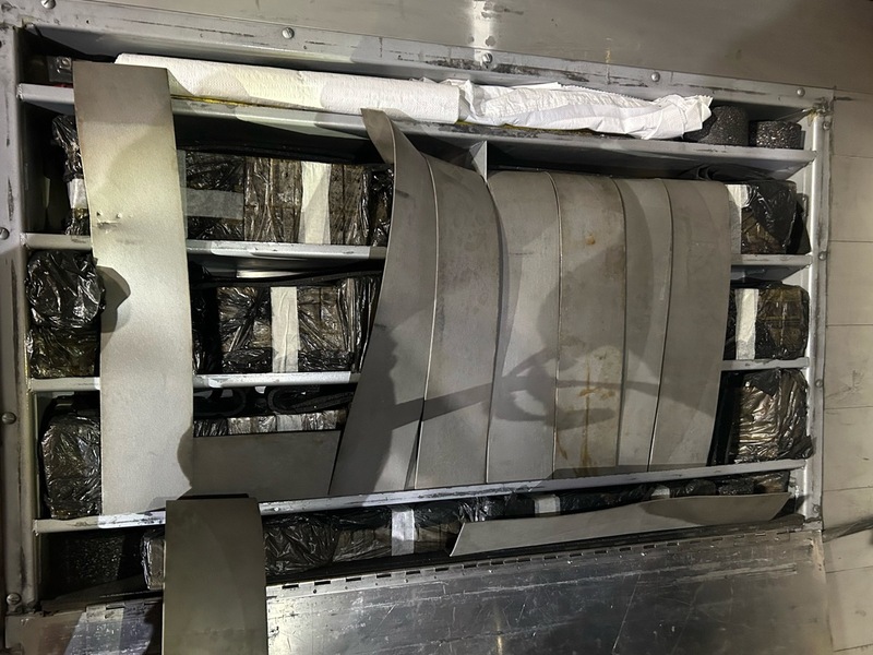 HZA-KA: Als leere Aluboxen deklariert / Zoll entdeckt geschmuggelte Zigaretten in LKW-Auflieger - Foto: presseportal.de