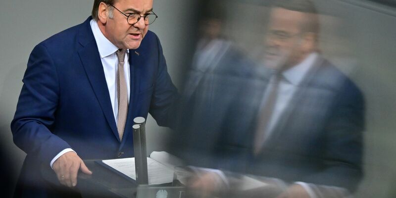 Verteidigungsminister Pistorius warb vor der Abstimmung im Bundestag für das neue Wehrdienstgesetz. - Foto: Sebastian Christoph Gollnow/dpa