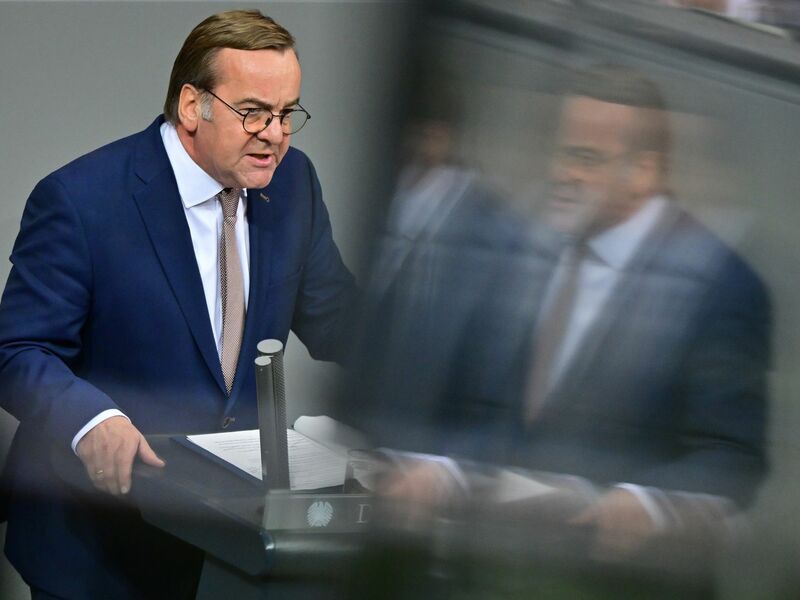 Verteidigungsminister Pistorius warb vor der Abstimmung im Bundestag für das neue Wehrdienstgesetz. - Foto: Sebastian Christoph Gollnow/dpa