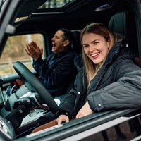 Weihnachtswunder in Hamburg: Junge Familie gewinnt Mercedes G-Klasse und 50.000 Euro - Foto: presseportal.de
