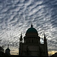 Zum Wochenbeginn wird es im Land verbreitet wärmer. - Foto: Jens Kalaene/dpa