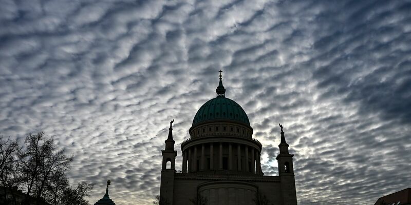 Zum Wochenbeginn wird es im Land verbreitet wärmer. - Foto: Jens Kalaene/dpa