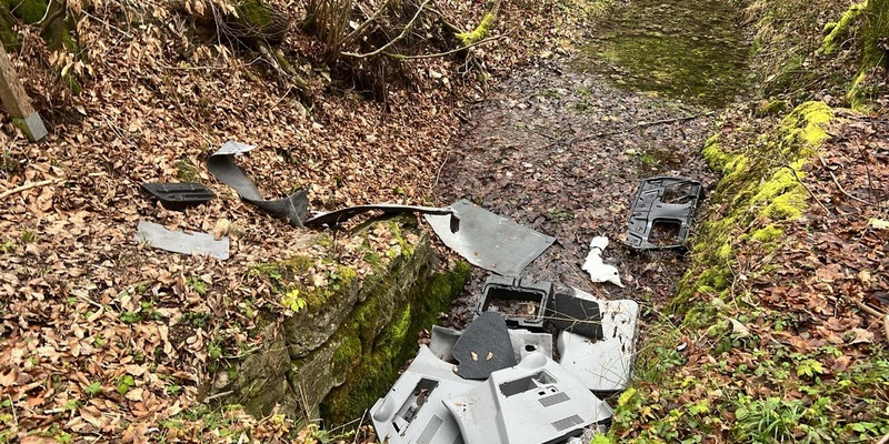 POL-UL: (GP) Böhmenkirch - Fahrzeugteile entsorgt / Die vergangenen Tage wurden Fahrzeugteile in die Natur geworfen. - Foto: presseportal.de