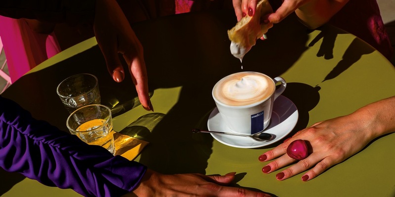 Genuss macht uns lebendig- Lavazza präsentiert den neuen Kalender 2026 von Alex Webb / Die Essenz der Italianità feiert Premiere auf der Art Basel Miami Beach - Foto: presseportal.de