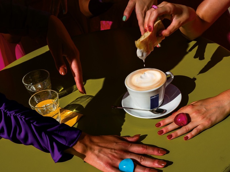 Genuss macht uns lebendig- Lavazza präsentiert den neuen Kalender 2026 von Alex Webb / Die Essenz der Italianità feiert Premiere auf der Art Basel Miami Beach - Foto: presseportal.de