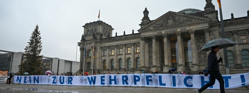 Bundestag billigt Wehrdienstgesetz, junge Menschen protestieren dagegen - Foto: Christophe Gateau/dpa