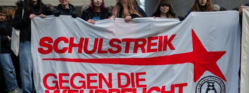 Bundestag billigt Wehrdienstgesetz, junge Menschen protestieren dagegen - Foto: Rolf Vennenbernd/dpa