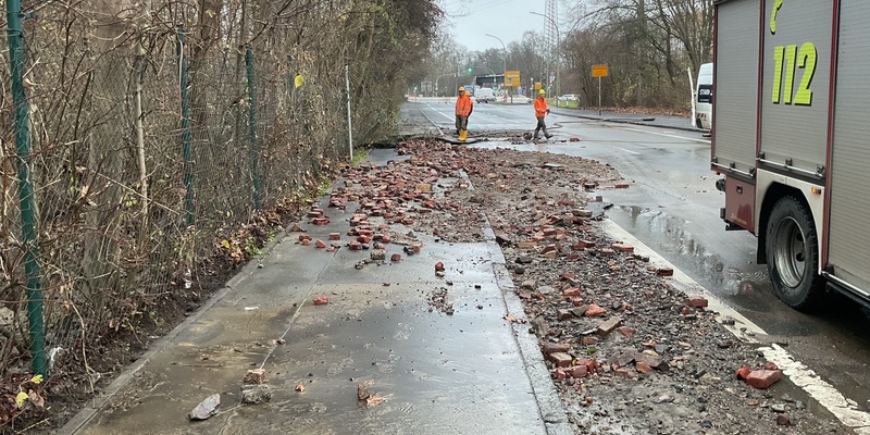 FW-DO: Wasserrohrbruch an der Rüschebrinkstraße - PKW bleibt im Wasser stecken - Foto: presseportal.de