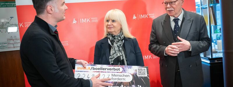 Die Gewerkschaft der Polizei hat bei der Innenministerkonferenz eine Petition für ein Böllerverbot übergeben. - Foto: Sina Schuldt/dpa