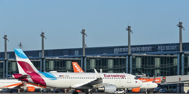 Eurowings-Maschine am Flughafen - einsteigen mit gutem Gewissen, weil man Klimaschutzprojekte unterstützt hat? - Foto: Patrick Pleul/dpa-Zentralbild/dpa