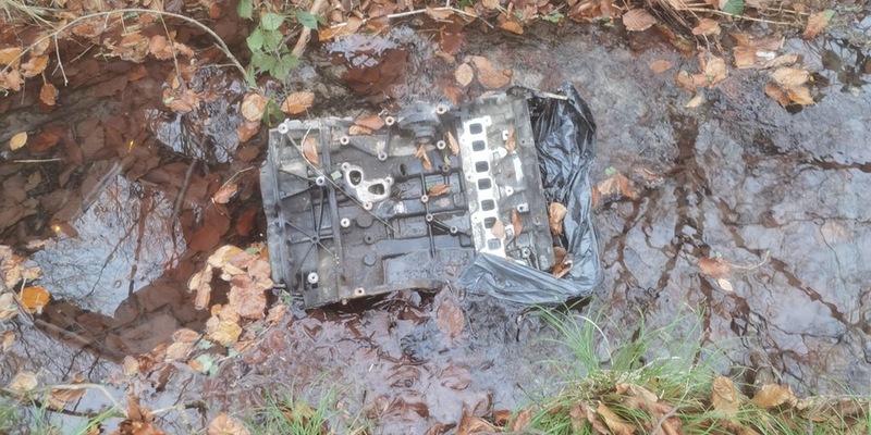 POL-OF: Was soll das? - Unbekannte entsorgen Motorblock in Entwässerungsgraben - Foto: presseportal.de