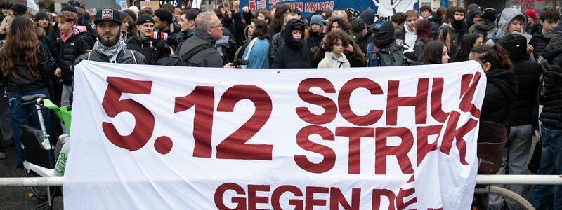 Rund 3000 Schüler und andere Menschen demonstrieren in Berlin-Kreuzberg gegen einen Wehrdienst.  - Foto: Markus Lenhardt/dpa