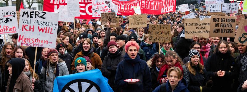 Anlässlich von bundesweiten Demonstrationen gegen einen Wehrdienst protestieren in Hamburg zahlreiche Menschen. - Foto: Marcus Golejewski/dpa