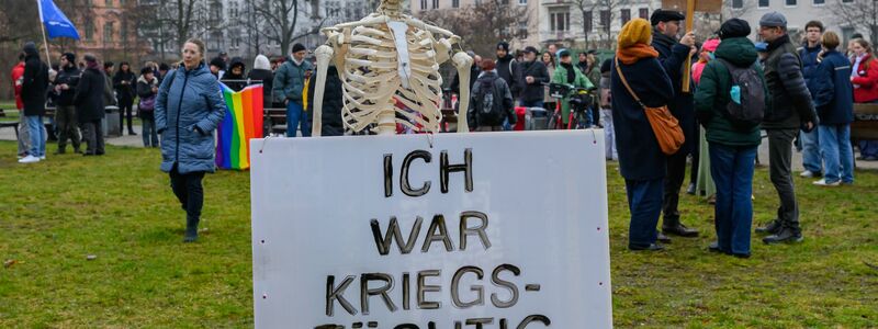 In Cottbus demonstrieren Menschen gegen den Wehrdienst. - Foto: Patrick Pleul/dpa