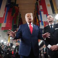 FIFA-Präsident Gianni Infantino (l-r) macht ein Selfie mit US-Präsident Donald Trump, der mexikanischen Präsidentin Claudia Sheinbaum und dem kanadischen Premierminister Mark Carney. - Foto: Evan Vucci/AP/dpa