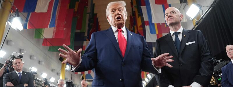 Donald Trump (l) und Gianni Infantino präsentieren sich auf dem roten Teppich.  - Foto: Evan Vucci/AP/dpa