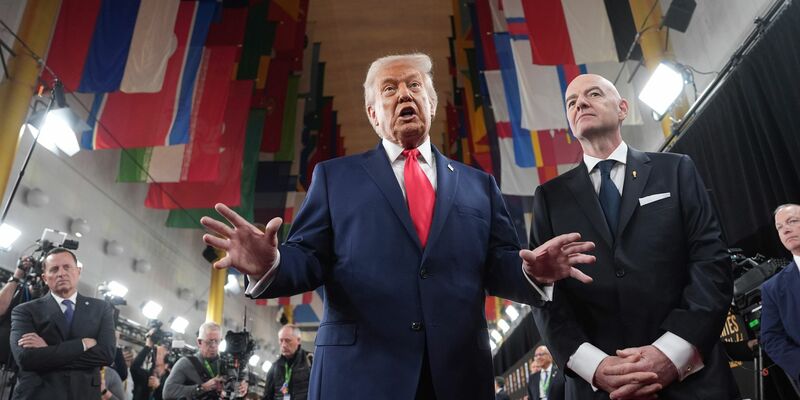 Donald Trump (l) und Gianni Infantino präsentieren sich auf dem roten Teppich. - Foto: Evan Vucci/AP/dpa