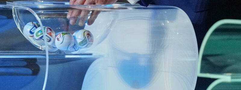 Julian Nagelsmann verfolgt die Auslosung an der Seite von Rudi Völler. - Foto: Jia Haocheng/POOL Xinhua/AP/dpa