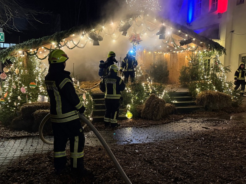 FW VG Westerburg: Bühne des Pfefferkuchenmarktes in Westerburg brannte - Feuerwehr verhindert größeren Schaden - Foto: presseportal.de