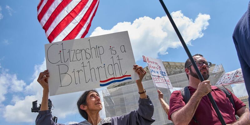 Das juristische Tauziehen um das umstrittene Dekret zum Geburtsrecht landet erneut vor dem Supreme Court landen. (Archivbild) - Foto: Jacquelyn Martin/AP/dpa