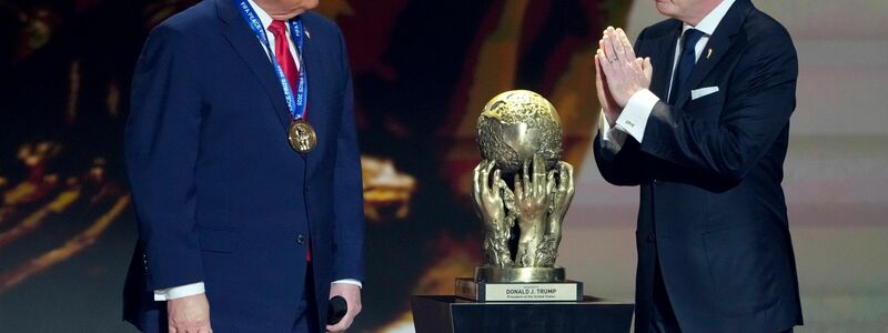 Trophäe für Donald Trump, der den FIFA-Friedenspreis erhält. - Foto: Chris Carlson/AP/dpa