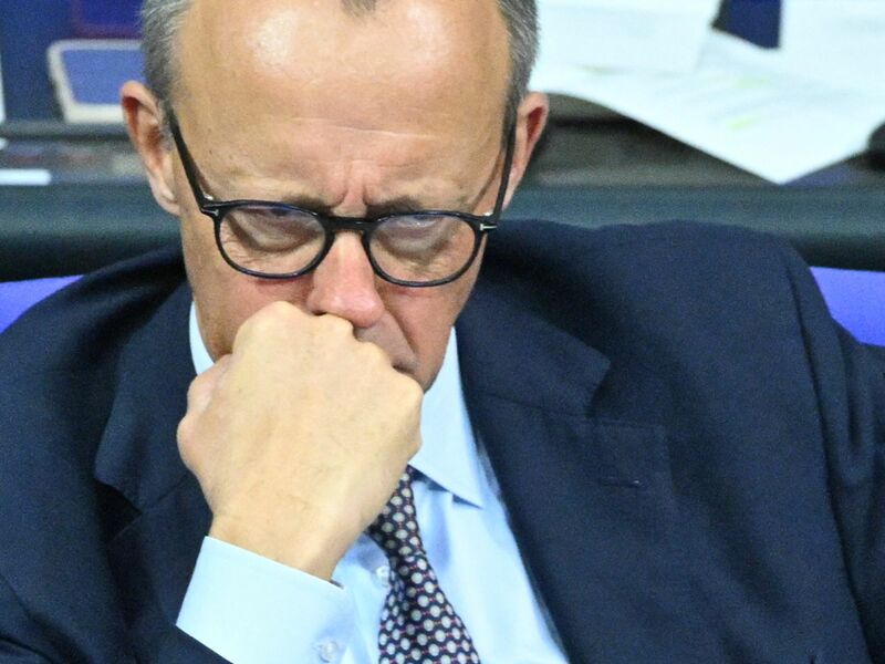 Die Rente ist durch - was kommt nun als nächstes auf den Kanzler zu? - Foto: Christophe Gateau/dpa