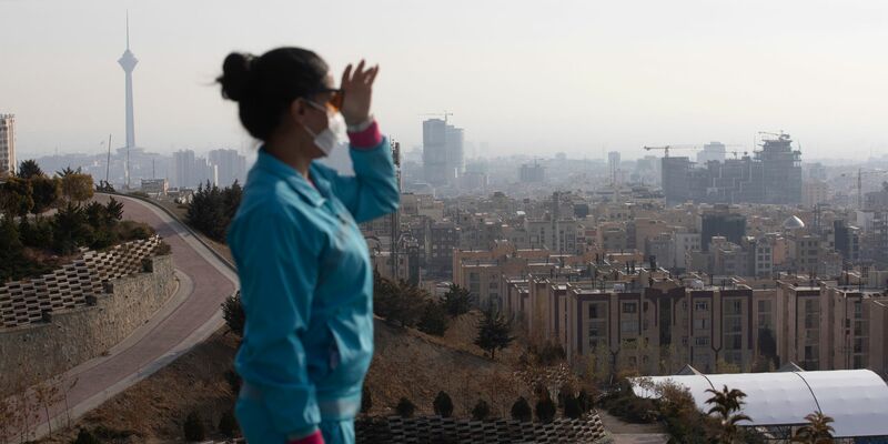 Fehlender Wind sorgt dafür, dass sich die Schadstoffe am Fuß der Berge stauen. - Foto: Aref Taherkenareh/dpa