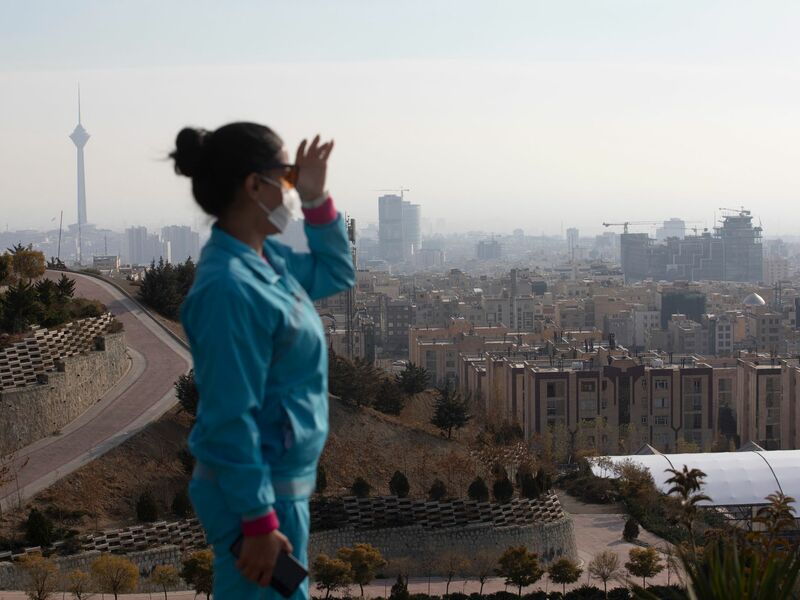 Fehlender Wind sorgt dafür, dass sich die Schadstoffe am Fuß der Berge stauen. - Foto: Aref Taherkenareh/dpa