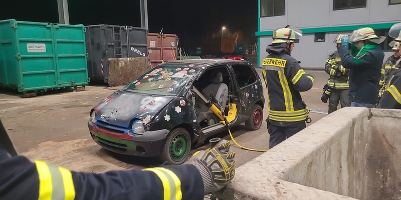 FW-AR: Umfangreiche TH-Übung des Löschzugs Hüsten auf dem Gelände der Firma Deimann - Foto: presseportal.de