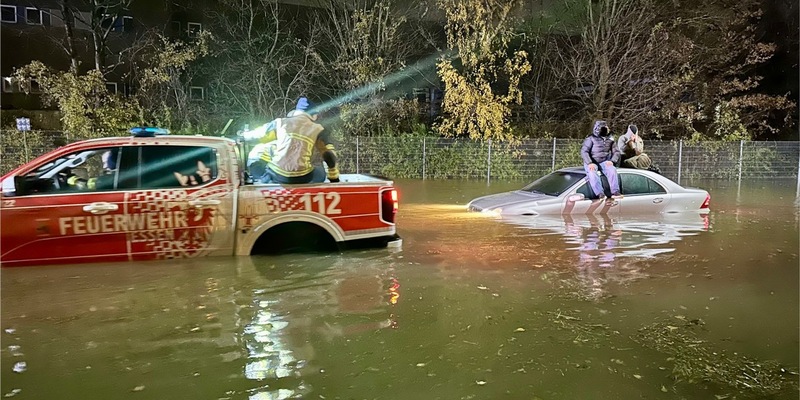 FW-E: Überflutete Senke stoppt Limousine - Feuerwehr im Einsatz am Hafenstadion - Foto: presseportal.de
