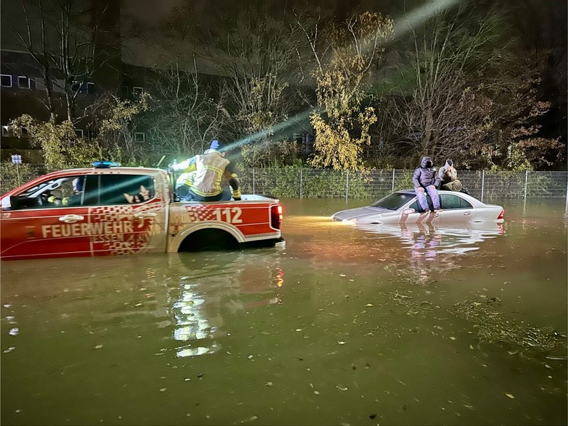 FW-E: Überflutete Senke stoppt Limousine - Feuerwehr im Einsatz am Hafenstadion - Foto: presseportal.de