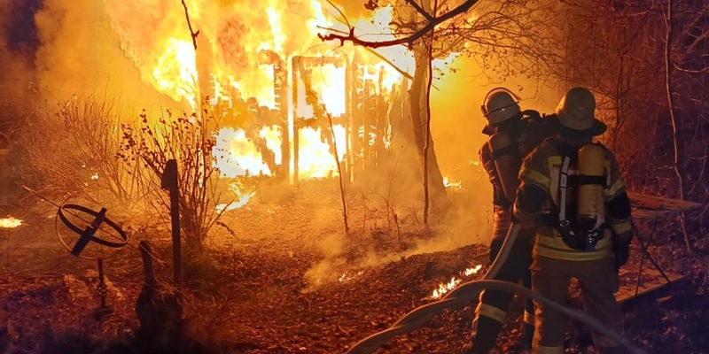 FW Südheide: Gartenschuppen brennt in voller Ausdehnung - Foto: presseportal.de