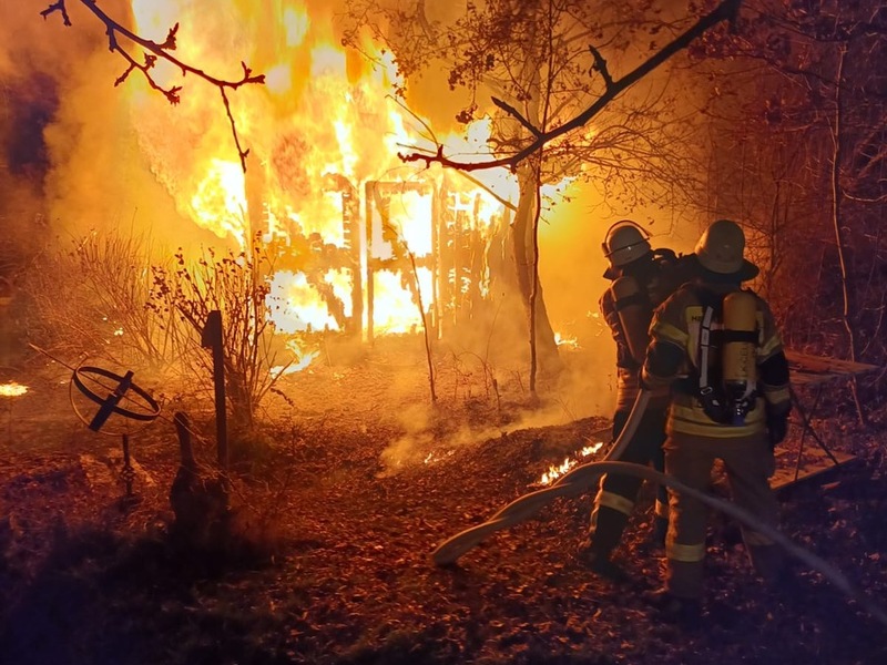 FW Südheide: Gartenschuppen brennt in voller Ausdehnung - Foto: presseportal.de