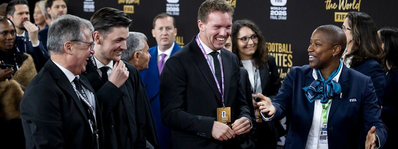 Julian Nagelsmann läuft über den Roten Teppich bei der WM-Auslosung. - Foto: Koen Van Weel/ANP/dpa