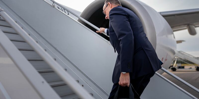 Der Kanzler auf dem Weg zu seinen Antrittsbesuchen in Israel und Jordanien. - Foto: Michael Kappeler/dpa