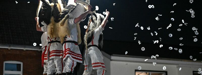 Das Klaasohm-Fest auf Borkum gehört seit Generationen für die Inselbewohner zum Höhepunkt des Jahres.  - Foto: Lars Penning/dpa