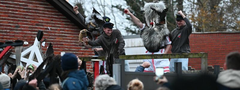Zwei Klaasohms beginnen ihren Zug über die Insel Borkum.  - Foto: Lars Penning/dpa