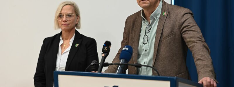 Vor dem Klaasohm-Fest auf Borkum stellen sich Bürgermeister Jürgen Akkermann (parteilos) und seine Stellvertreterin Melanie Helms (SPD) den Fragen der Presse.  - Foto: Lars Penning/dpa