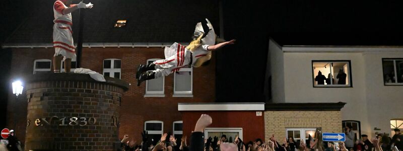 Der Höhepunkt des Klaasohm-Fests auf Borkum ist das Springen der Klaasohms von einer Säule in die Menschenmenge.  - Foto: Lars Penning/dpa