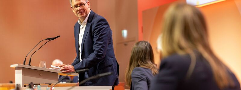 Die Politik um Sport-Staatsministerin Christiane Schenderlein (CDU, r) unterstützt eine deutsche Olympia-Bewerbung. - Foto: Helmut Fricke/dpa