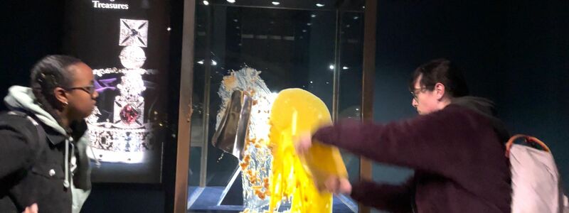 Die Aktivisten überbringen ihre Botschaft. - Foto: Take Back Power/PA Media/dpa